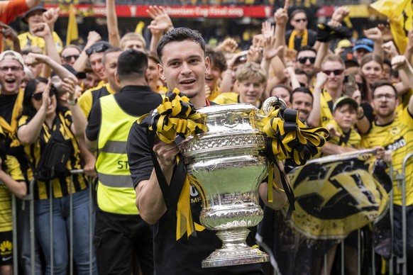 YBs Fabian Rieder jubelt mit dem Pokal des Cupsiegers, nach dem Schweizer Fussball Cup Final zwischen dem BSC Young Boys und dem FC Lugano, am Sonntag, 4. Juni 2023, im Stadion Wankdorf in Bern. (KEYS ...