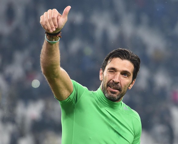 epa06571173 Juventus&#039; Gianluigi Buffon greets Juventus&#039; supporters at the end of the Italian Cup semi-final second leg soccer macth between Juventus and Atalanta at Allianz Stadium in Turin, ...