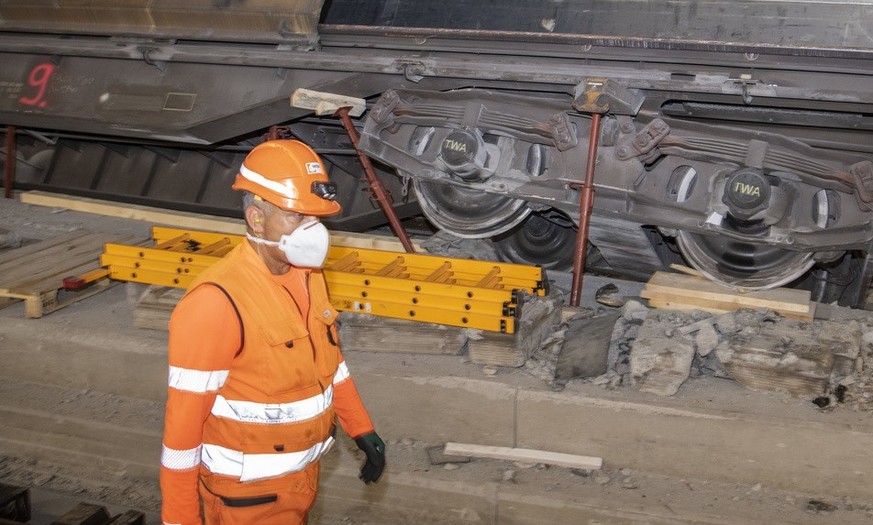 Verunglueckte Gueterwagen stehen am Unfallort im Gotthard Basistunnel bei Faido anlaesslich einer Medienfuehrung an der Unfallstelle am Mittwoch, 6. September 2023 in Faido im Kanton Tessin. (KEYSTONE ...