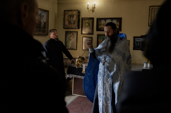 Le père Ivan, 56 ans, dirige une cérémonie funéraire dans une église orthodoxe locale de la ville de Bilytske, dans la région de Donetsk, le 3 mars 2025.