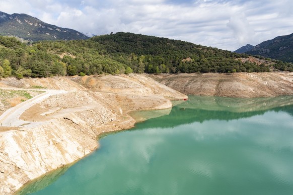 epa10578180 A general view of La Baells reservoir in Barcelona, Spain, 18 April 2023. Reservoirs of the internal basins of Catalonia have already dropped from 26 percent of their total capacity to 25. ...