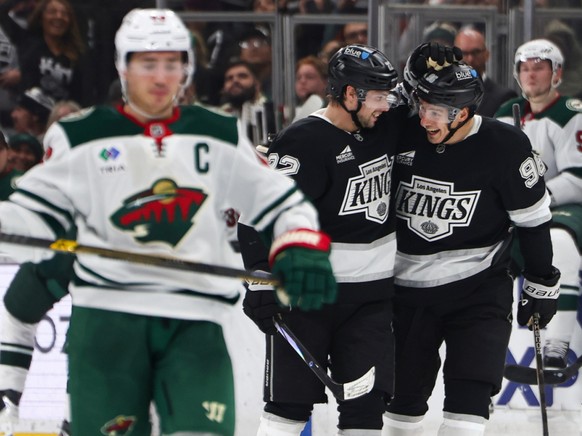 Kevin Fiala (au centre) a inscrit son 15e but de la saison de NHL lundi face au Minnesota Wild.