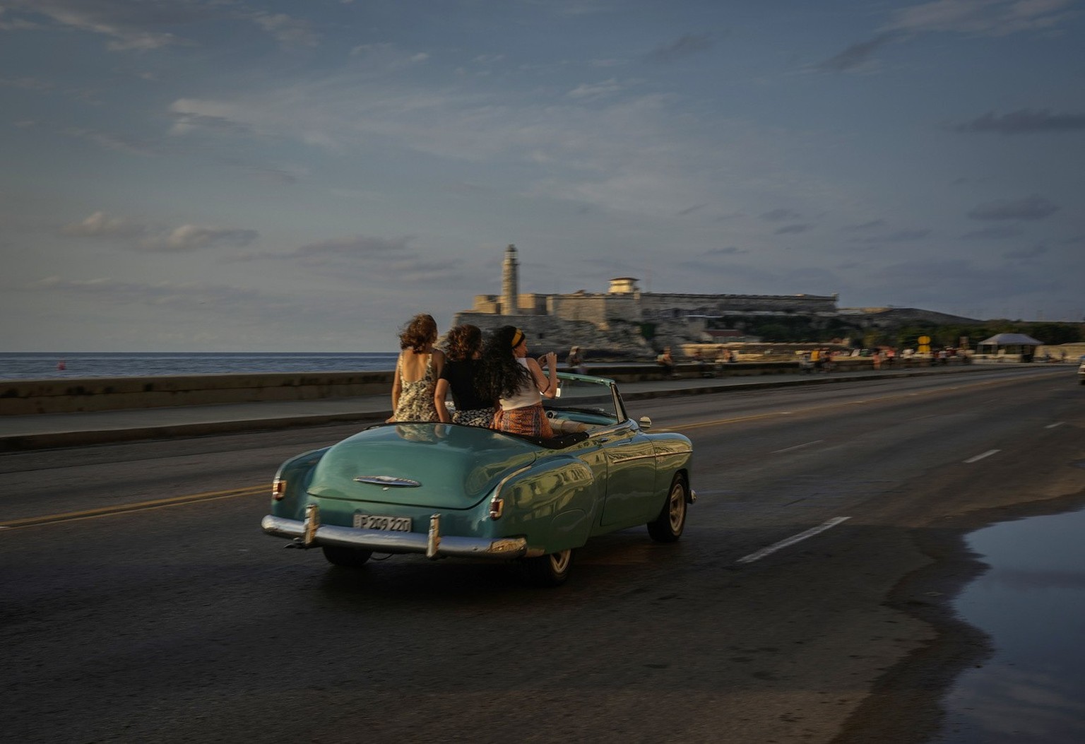 Des touristes en voiture à la Havane (Cuba) le 16 mai 2022.