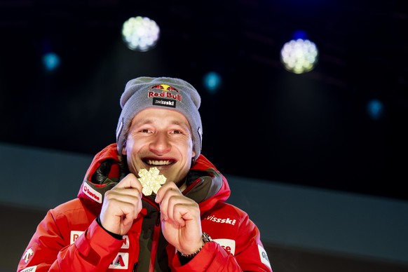 epa11881110 Gold medalist Marco Odermatt of Switzerland reacts during the award ceremony of the men&#039;s Super G race at the FIS Alpine Skiing World Championships in Saalbach Hinterglemm, Austria, 0 ...