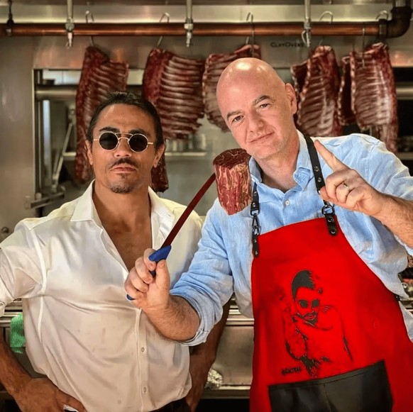 Gianni Infantino (à gauche) en train de s'afficher avec Salt Bae.