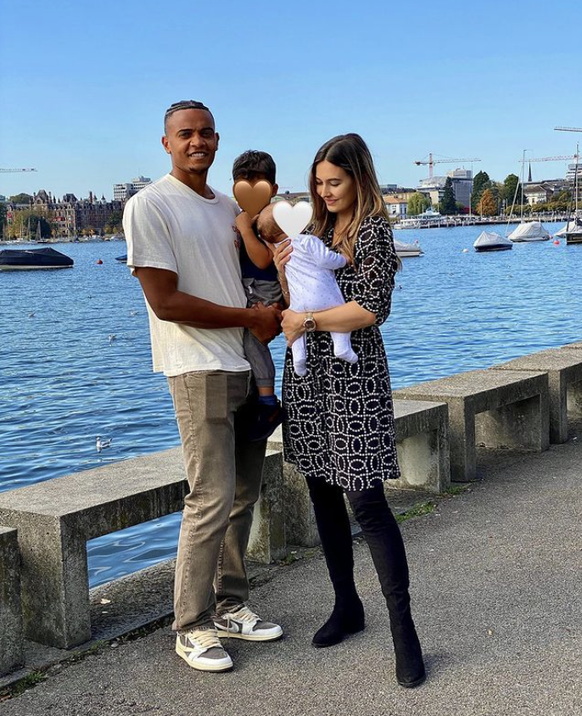 Manuel Akanji et sa famille, ici à Zurich, sont désormais réunis à Manchester.