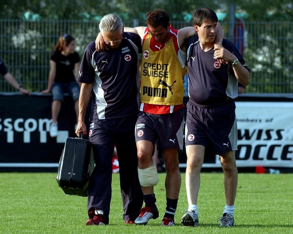 Leonard Thurre wird verletzt vom Platz gebracht, waehrend des Trainings der Fussball Nationalmanschaft, am Sonntag, 30. Mai 2004 in Freienbach. Beim selben Training hatte sich schon Marco Streller ver ...