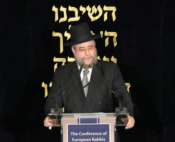 epa03944412 President of the Conference of European Rabbis Pinchas Goldschmidt speaks at a memorial service commemorating the 75th anniversary of Kristallnacht, in Berlin, Germany, 10 November 2013. T ...