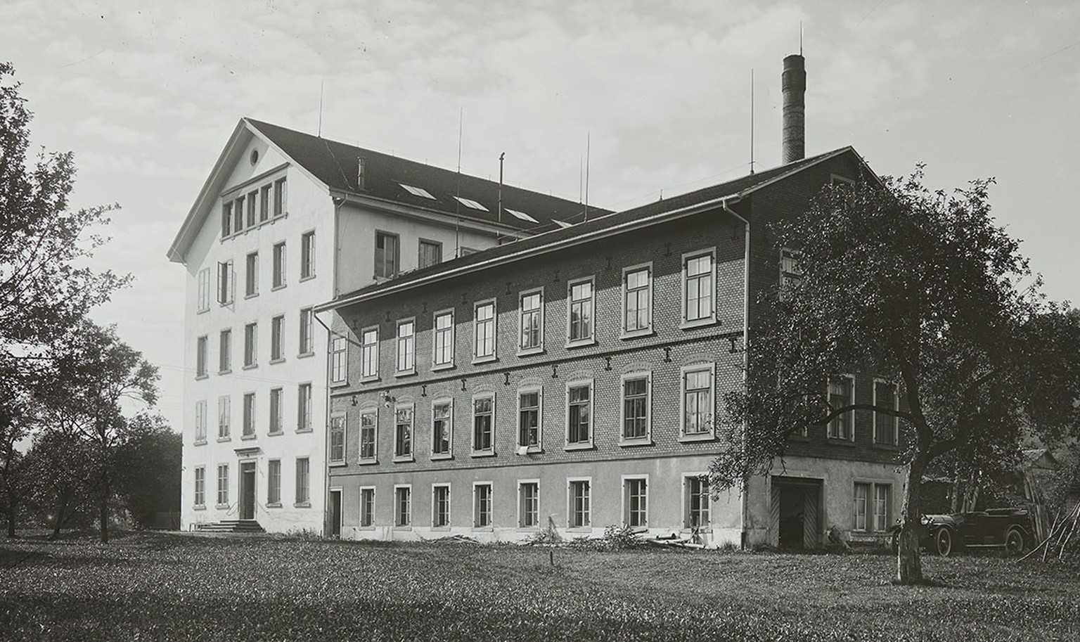 Alors que les usines poussaient comme des champignons, les logements pour leurs ouvriers étaient rares. Bâtiment industriel dans la région de Zurich, vers 1890.
https://permalink.nationalmuseum.ch/100 ...