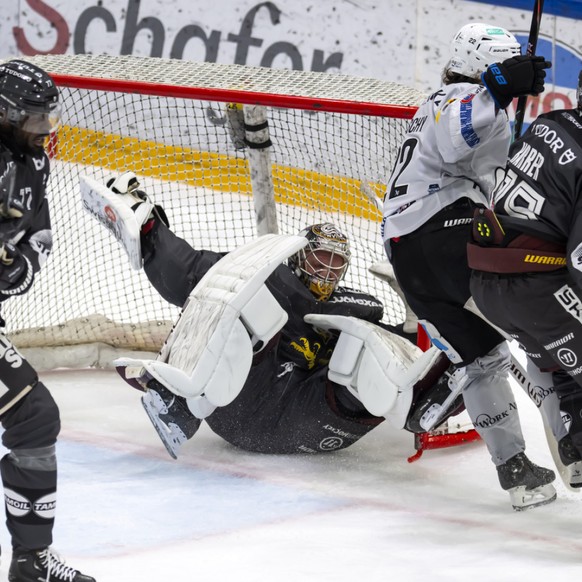 Robert Mayer (au centre) a vécu une sale soirée.