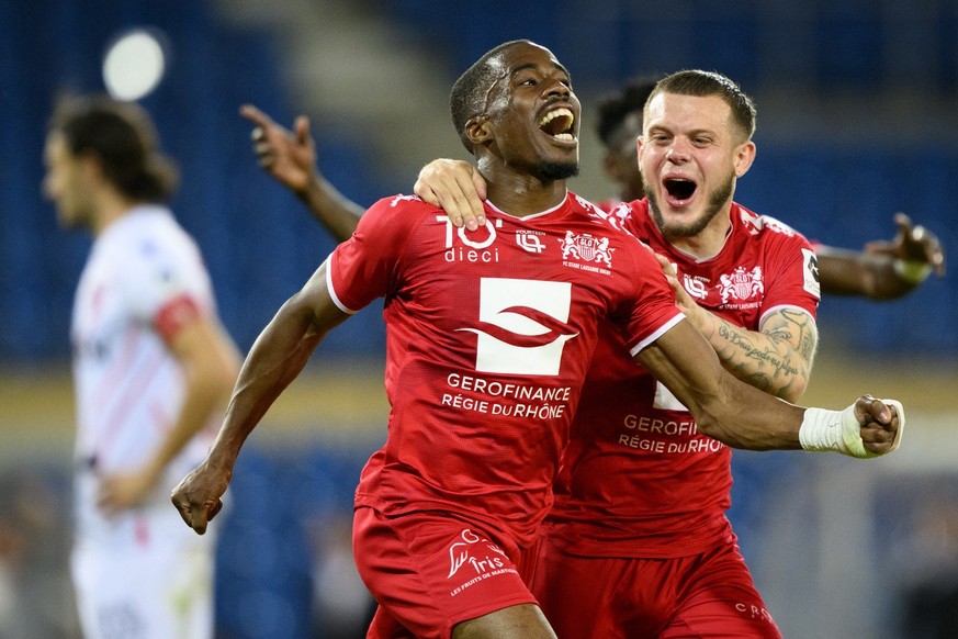 L&#039;attaquant du SLO Teddy Okou, centre, celebre le but du 3 a 2 lors du match retour du barrage de promotion en Super League et de relegation en Challenge League de football entre le FC Stade Laus ...