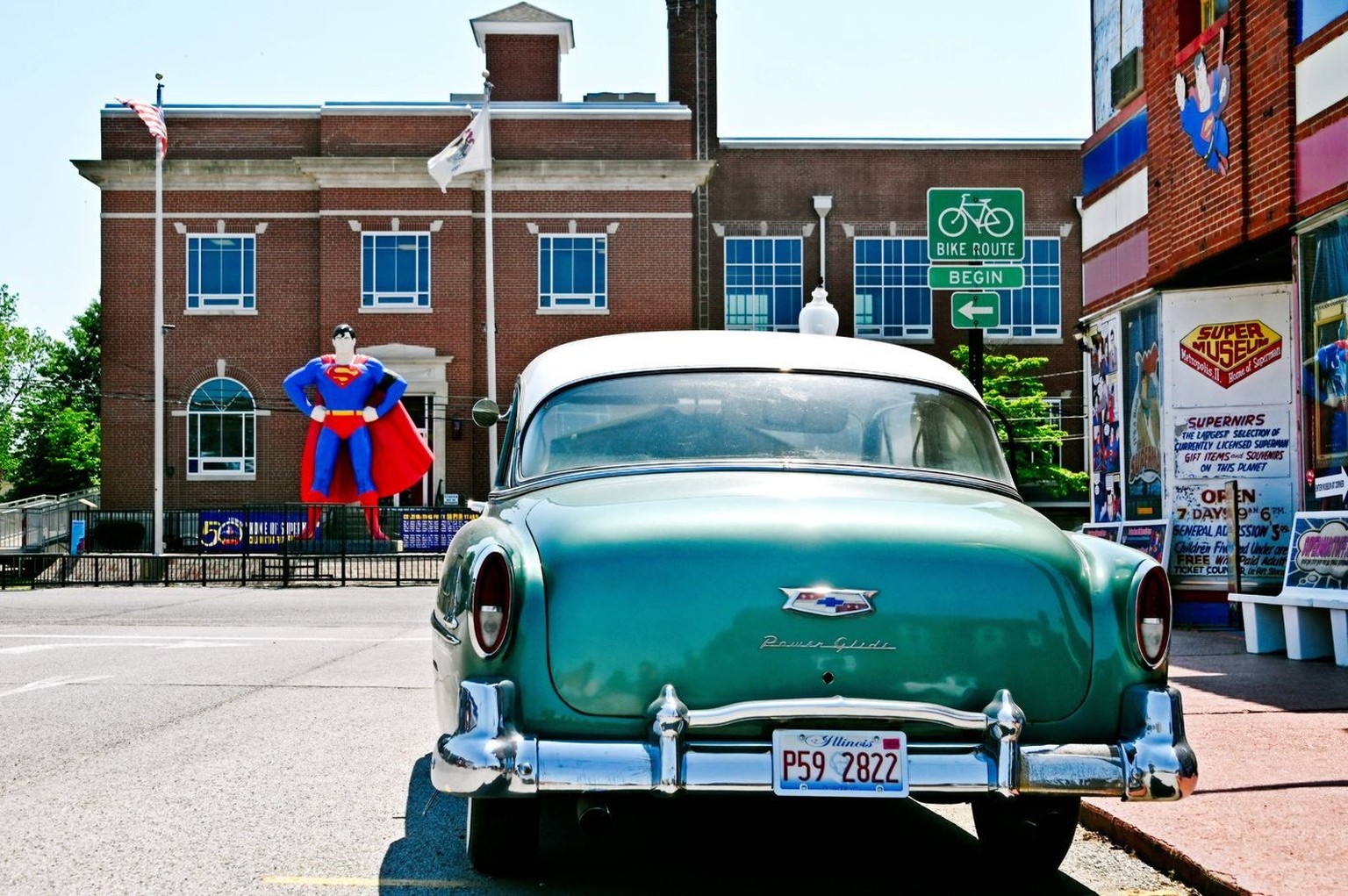 Oldtimer vor dem Superman Museum im historischen Ortskern von Metropolis, Illinois, Vereinigte Staaten von Amerika *** Vintage car in front of the Superman Museum in the historic district of Metropoli ...