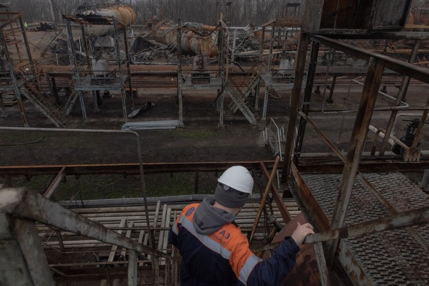 Un employé marche dans la zone endommagée de l&#039;installation gazière de Naftogaz, suite aux attaques russes à la roquette et au drone, en Ukraine, le 2 décembre 2025.