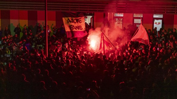 Ajoies Fans versammeln sich nach dem sechsten Eishockey Playoff-Finalspiel der Swiss League zwischen dem HC Ajoie und dem EHC Kloten, um ihre siegreiche Mannschaft zu feiern, vor der Raiffeisen Arena  ...