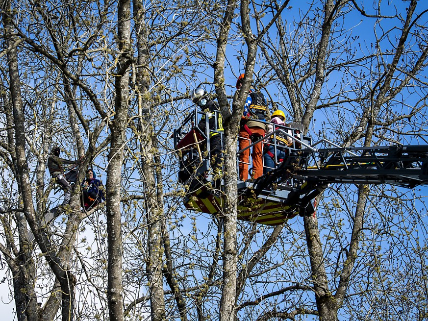 Les deux zadistes ont quitt� les lieux pour un contr�le � l&#039;h�pital, l&#039;un apr�s une chute de plusieurs m�tres, retenu par ses cordes de s�curit�.
