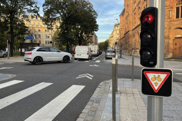 Le panneau M12 permet aux cyclistes de passer au feu rouge.