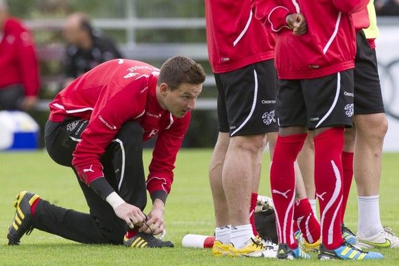 Johnny Leoni bindet sich die Schuhe am Donnerstag, 2. Juni 2011 im Training der Fussball Nationalmannschaft in Freienbach. (KEYSTONE/Alessandro Della Bella)