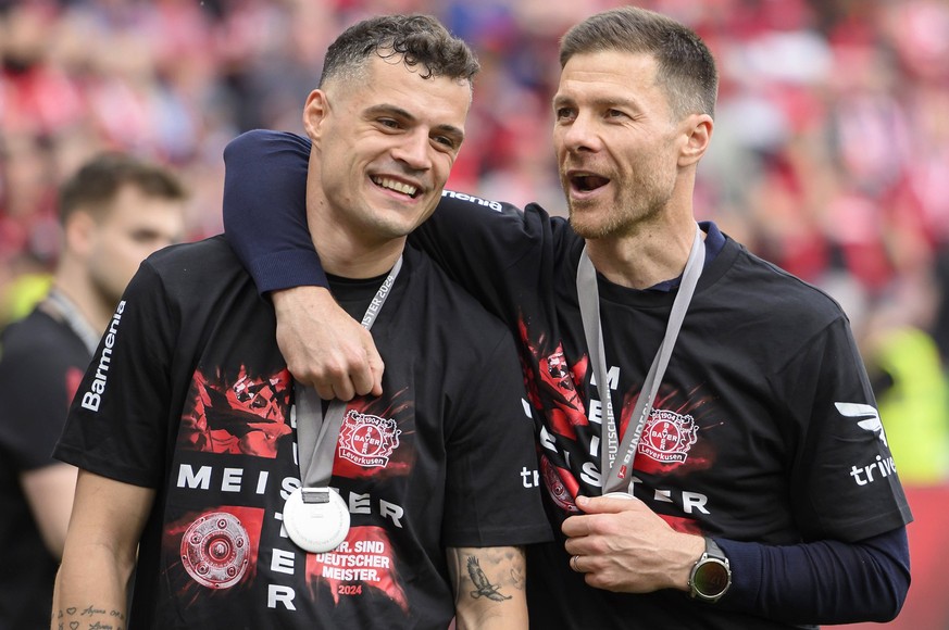 Trainer Xabier Xabi ALONSO LEV Arm in Arm mit Granit XHAKA LEV bei der Feier Fussball 1. Bundesliga, 34.Spieltag, Bayer 04 Leverkusen LEV - FC Augsburg A 2:1, am 18.05.2024 in Leverkusen/ Deutschland. ...