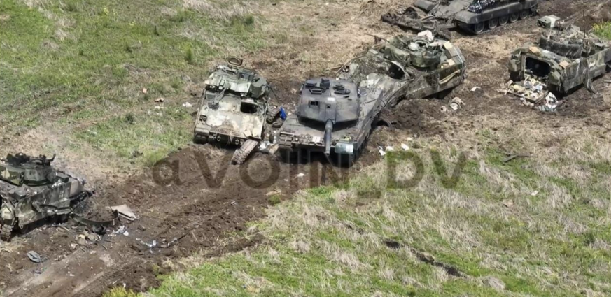 Image issue d'un compte Telegram russe montrant des chars Leopard 2 et Bradley, ainsi qu'un véhicule de transport de troupes détruits ou abandonnés.