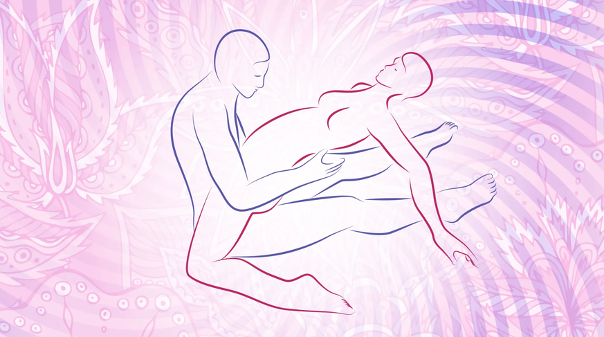 La femme prend appui sur ses bras à l'arrière.