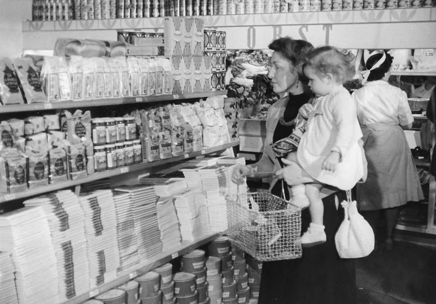 Einführung der
Selbstbedienung (1948) MGB_Dok_Fo_035920
Filmproduktion:
Standaufnahmen aus dem Film
&amp;quot;Familie M Junior&amp;quot;: Mutter mit
Kind beim Einkaufen
ca. 1949