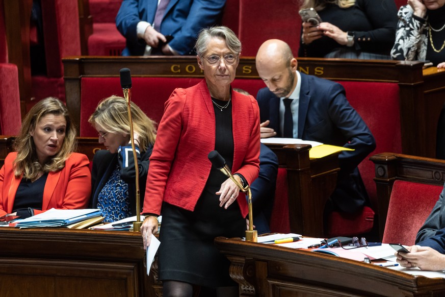 La première ministre française Elisabeth Borne, sur le point de s'exprimer à l'Assemblée nationale.