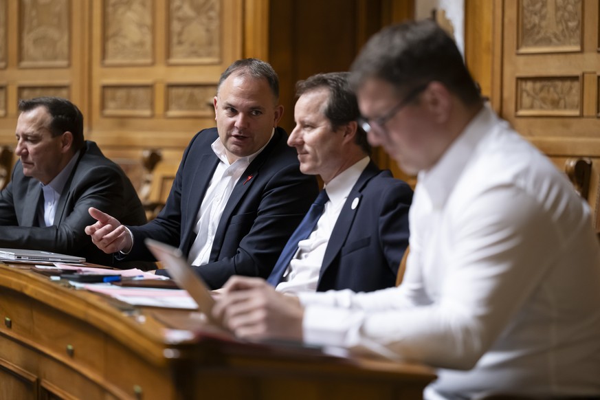 Nationalrat und Parteipraesident Marcel Dettling, SVP-SZ, Mitte-links, spricht mit Nationalrat und Fraktionschef Thomas Aeschi, SVP-ZG, Mitte-rechts, neben Nationalrate Thomas Matter, SVP-ZH, links, u ...