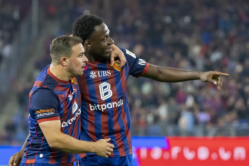 Xherdan Shaqiri (FCB), links, und Doppeltorschuetze Philip Otele (FCB), rechts, jubeln im Fussball Meisterschaftsspiel der Swiss Super League zwischen dem FC Basel 1893 und dem Grasshopper Club Zueric ...