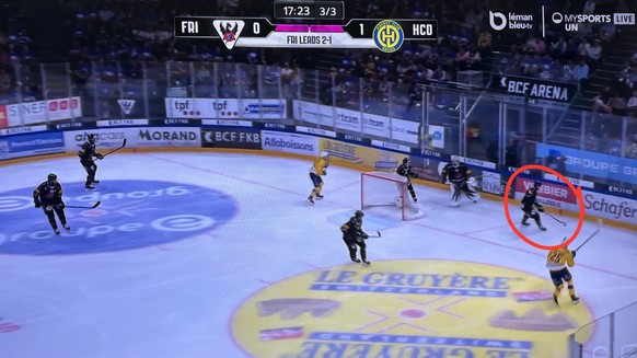 Alors que Berra est toujours hors de son but, Benoît Jecker a récupéré le puck. Comme il a une longueur d'avance sur l'attaquant grison Beni Waidacher, il a eu du temps pour relancer proprement vers l ...