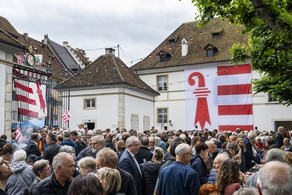 La population jurassienne en fete dans la cour du chateau lors du 50eme anniversaire du plebiscite de l&#039;autodetermination de la Republique et Canton du Jura le dimanche 23 juin 2024 a Delemont. ( ...