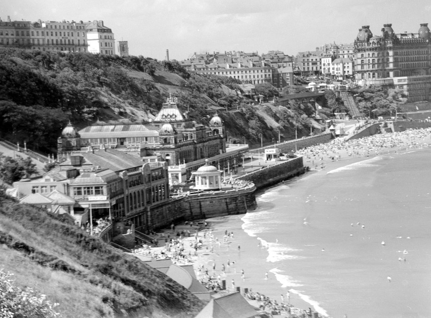 Bildnummer 59984928 Datum 01011900 Copyright imagoUnited Archives InternationalScarborough Spa Complex on the South Bay with the Grand Hotel in the background Scarborough North Yorkshire England 1930  ...