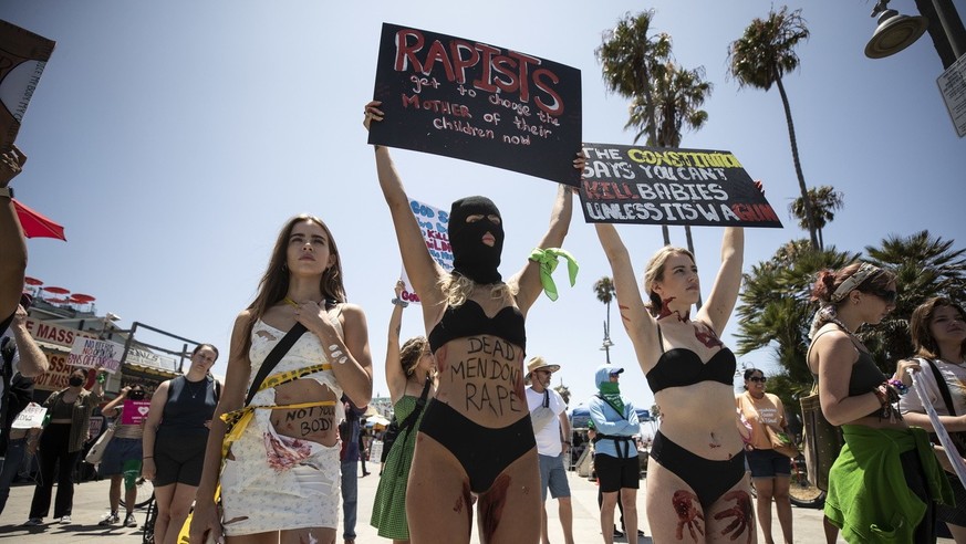Des manifestants pour le droit à l'avortement protestent aux Etats-Unis, le 4 juillet 2022.