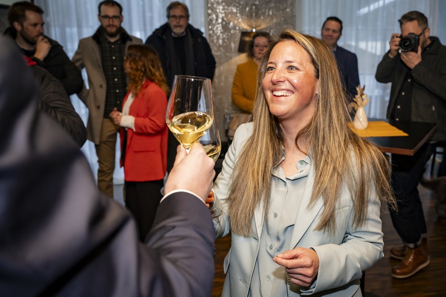 Franziska Biner, candidate et nouvelle elue du parti &quot;Die Mitte Oberwallis&quot;, reagit apres son election au Conseil d&#039;Etat du canton du Valais lors du premier tour des elections cantonale ...