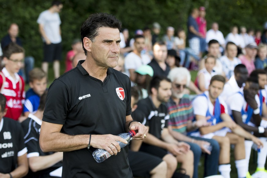 L&#039;entraineur du FC Sion, Didier Tholot, lors d&#039;un match amical de football entre le FC Lausanne-Sport, LS, et le FC Sion ce mardi 28 juin 2016 sur le terrain de Grand-Record a Echichens dans ...