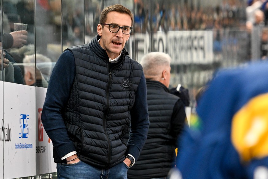 Head coach Luca Cereda (HCAP) speaks with his team, during the regular season of National League A (NLA) Swiss Championship 2025/26 between HC Ambri Piotta and EV Zug at the ice stadium Gottardo Arena ...