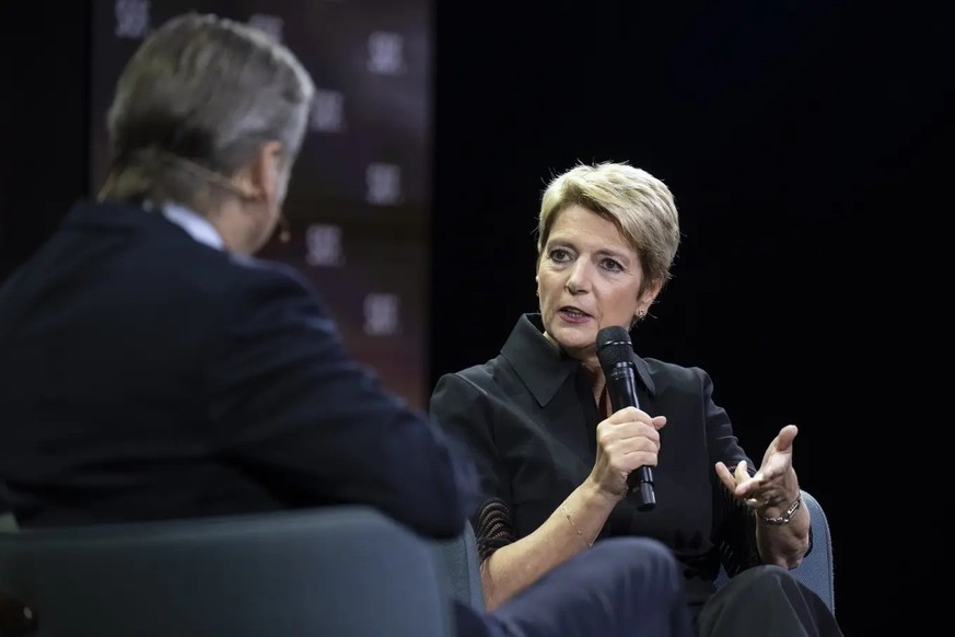 Karin Keller-Sutter en discussion avec le modérateur Urs Gredig au Swiss Economic Forum à Interlaken.