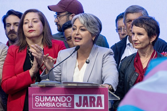 epa12593046 Jeannette Jara, the presidential candidate for the Unidad por Chile party, makes a statement in Santiago de Chile, Chile, 14 December 2025. Jara conceded defeat to far-right candidate Jose ...