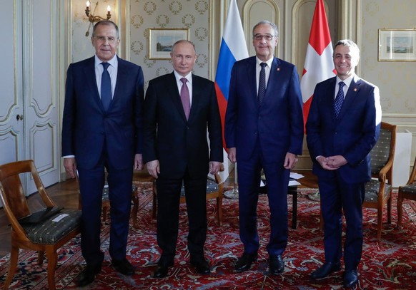 Les relations entre la Russie et la Suisse sont restées bonnes: le 16 juin 2021, le président fédéral Guy Parmelin (deuxième à droite) et le ministre des Affaires étrangères Ignazio Cassis (à droite)  ...