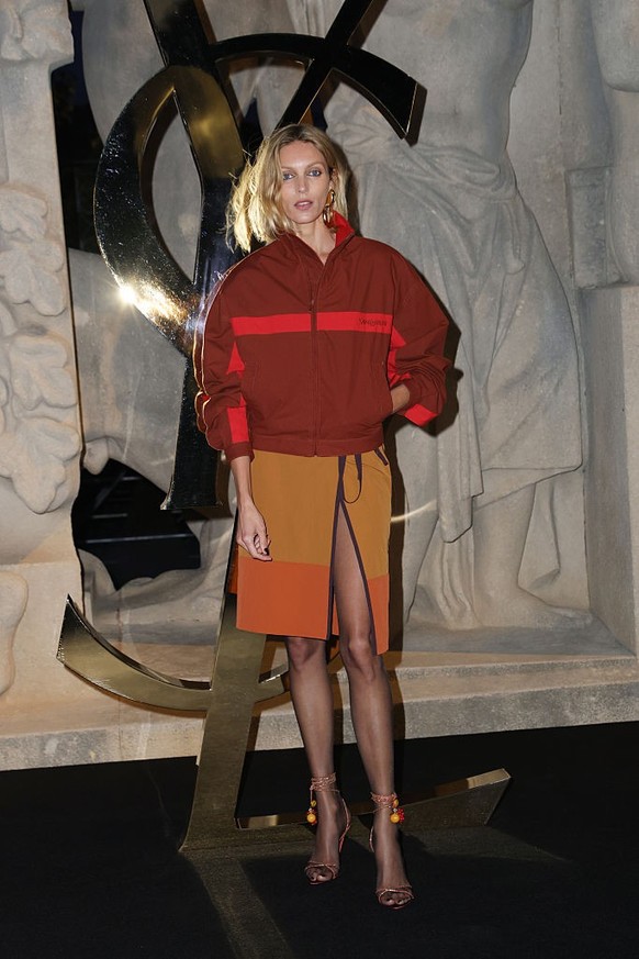 Linda Evangelista at the Saint Laurent fashion show as part of Spring/Summer 2026 Paris Fashion Week held at Fontaine du Trocadéro on September 29, 2025 in Paris, France. (Photo by River Callaway/WWD  ...