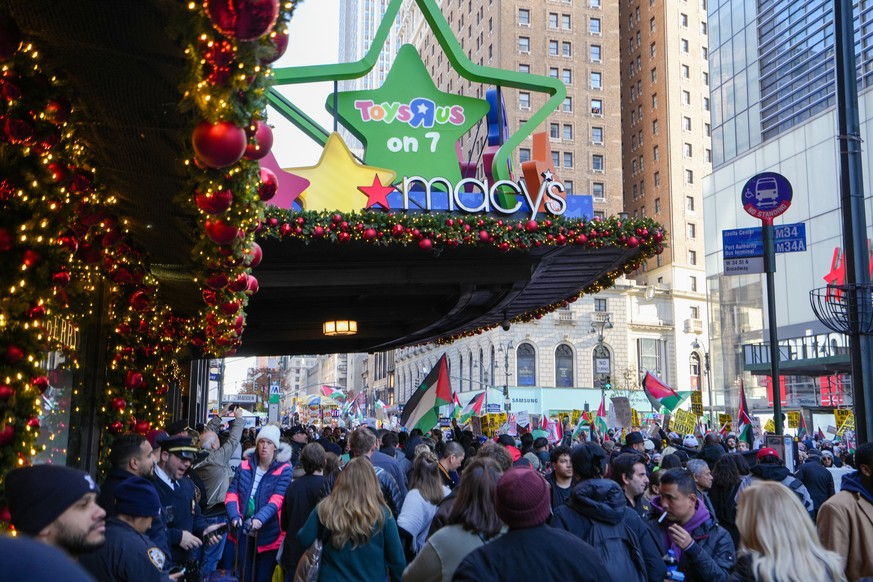 Le Black Friday bat son plein devant le grand magasin Macy's, à New York.