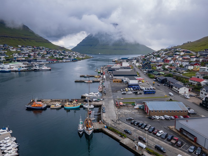 Vue aériene de la ville de Klaksvik, centrée sur la pêche.