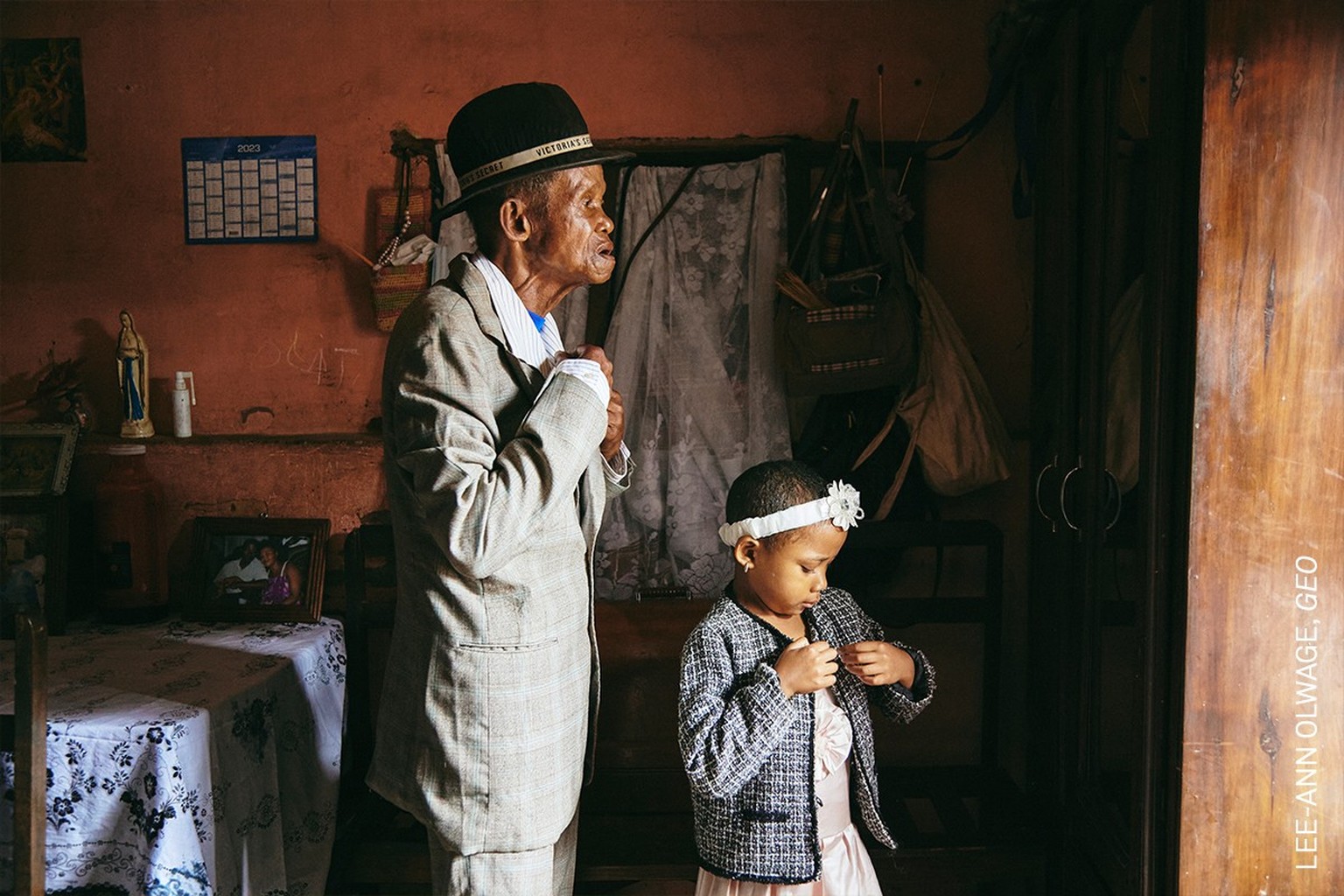La photographe sud-africaine Lee-Ann Olwage en reportage pour le magazine GEO, a remporté le prix «Histoire de l&#039;année» avec son portrait intime d&#039;une famille malgache vivant avec un parent  ...