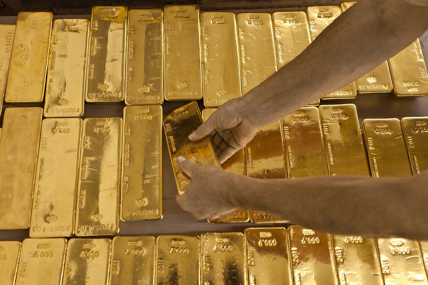 Gold bars at the bank vault of the "Zuercher Kantonalbank" bank, pictured on August 9, 2011 in Zurich, Switzerland. (KEYSTONE/Martin Ruetschi)
