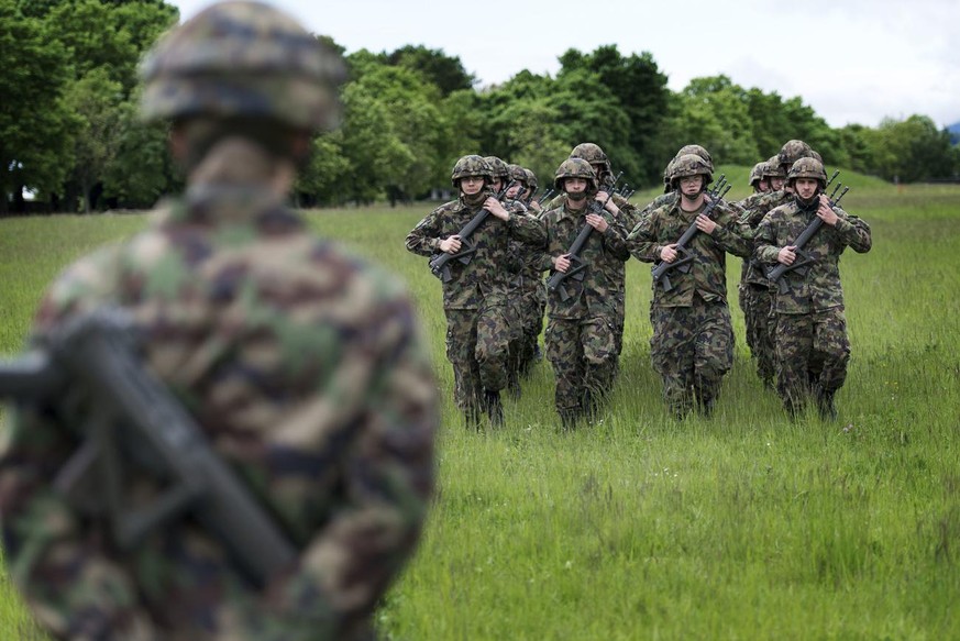 Infantry recruits at foot drill on a green field, pictured on May 17, 2013, in the infantry recruit school of the Swiss army in Colombier, canton of Neuchatel, Switzerland. (KEYSTONE/Christian Beutler ...