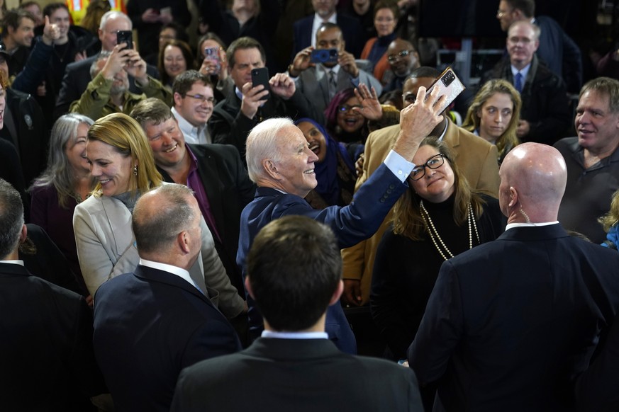 Le président Joe Biden avec ses partisans, mercredi, dans le Wisconsin.