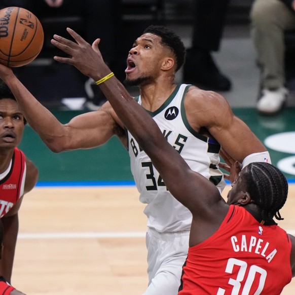 Clint Capela (à droite) est sorti du banc pour aider les Rockets à contrecarrer les plans de &quot;Giannis&quot; (avec le ballon).