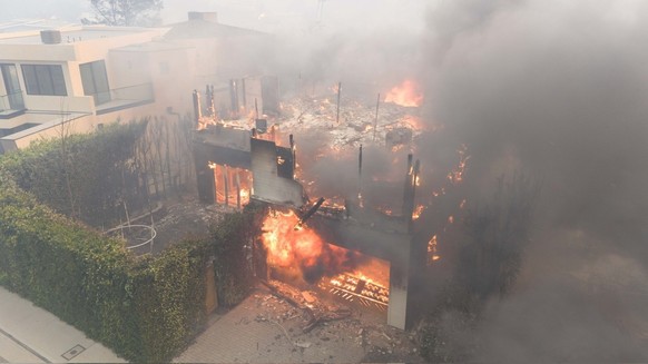 Sur les images, l'on voit le feu se propager à travers la porte du garage, le toit étant complètement brûlé.