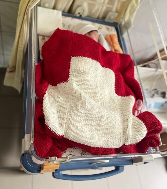 Guy Rossoz tricote des couvertures pour les enfants de l'un des hôpitaux de Kiev, en Ukraine.