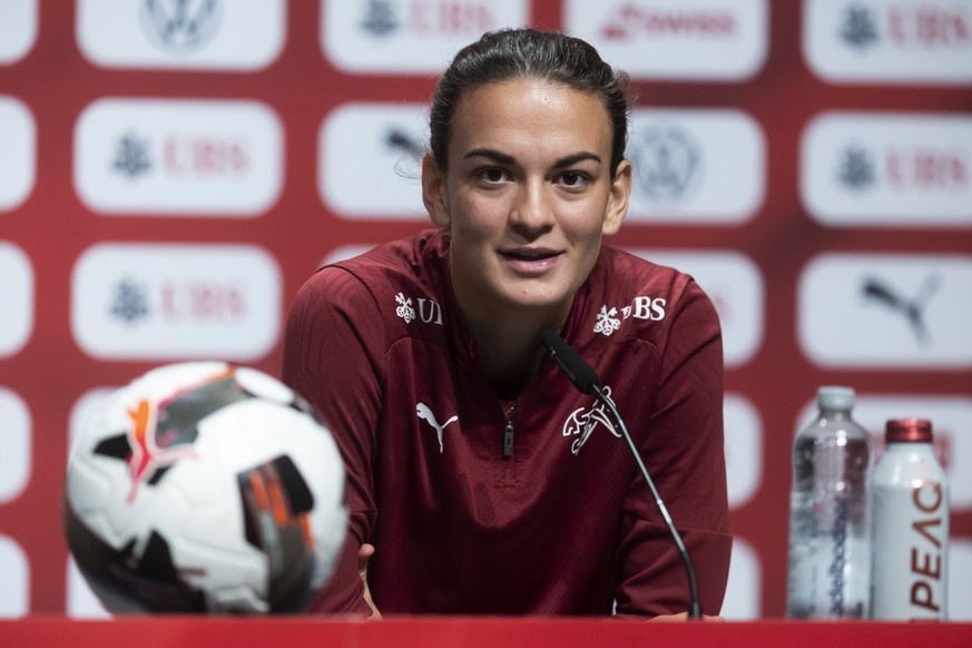 Switzerland&#039;s Riola Xhemaili speaks during a press conference of the Swiss women&#039;s national soccer team in Thun, Switzerland, Sunday, July 13, 2025. (KEYSTONE/Peter Klaunzer)