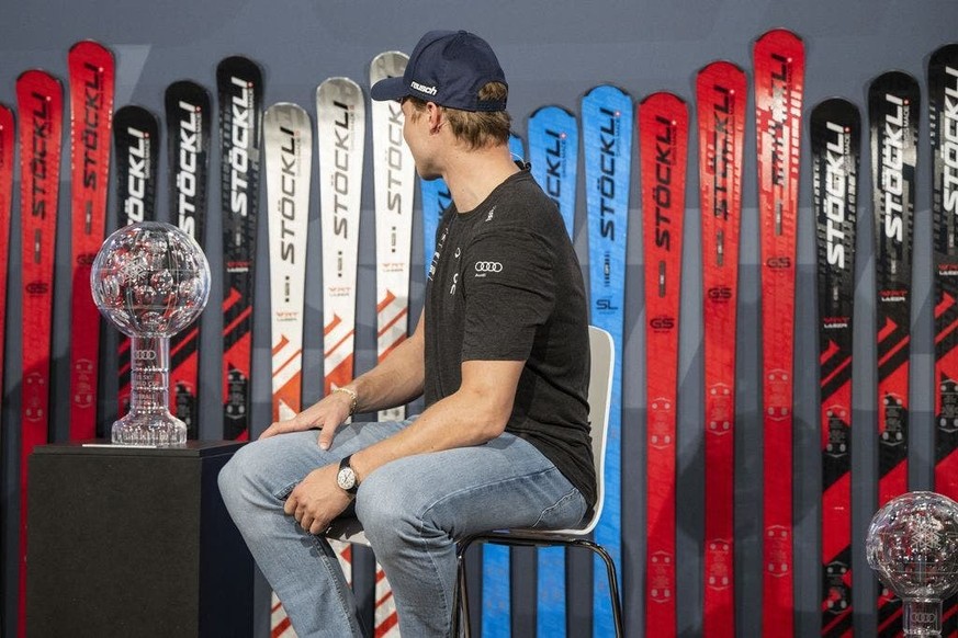 Marco Odermatt court avec des skis suisses.